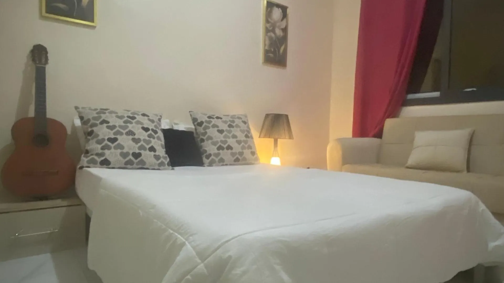 Chambre Spacieuse Propre Et Serviettes Dakar