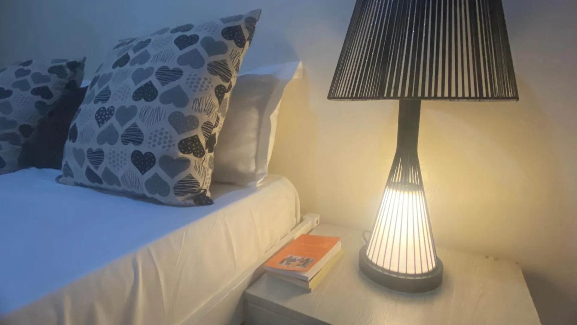 Chambre Spacieuse Propre Et Serviettes Dakar Senegal